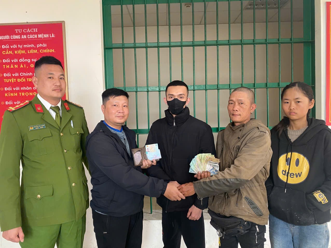 Công an phường Hồng Bàng giúp người dân tìm lại tài sản đánh rơi